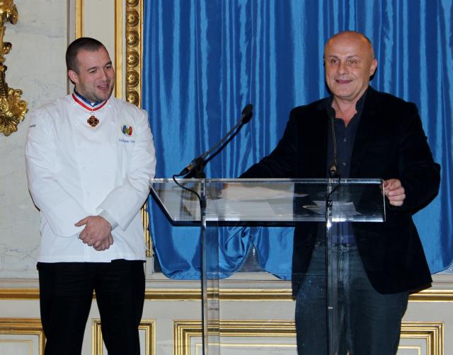Guillaume Gomez, président des Cuisiniers de la République et Olivier Poivre d'Arvor, dans les salons du ministère des Affaires Etrangères, pour la remise du prix du rayonnement gastronomique.