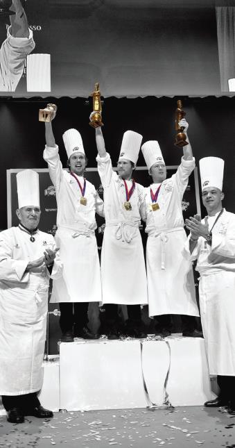 Le podium 2011, Rasmus Kofoed – Danemark (1er), Tommy Myllymäki – Suède (2ème) et Gunnar Hvarnes – Norvège (3ème), entourés de Paul et Jérôme Bocuse.