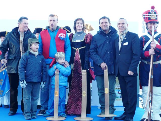 De gche à dte : Jean-Sébastien Thiollier, président des Vins de Bandol, en compagnie des 3 lauréats 2012, Cédric Gravier (en famille), Sandrine Féraud, Alain Gairoard et Thierry Corona, président de l'A.S.E.