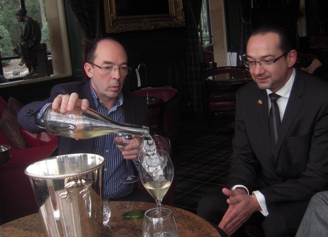 Et parce qu'un bon champagne de gastronomie c'est d'abord un bon vin, dégustation des vins clairs 2012, servis et commentés par Erick De Souza et Philippe Jamesse.