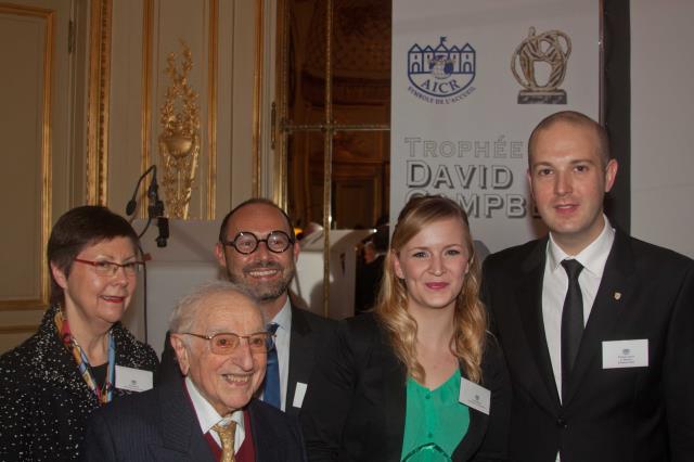 Au 1er rang : Marcel Elbaz, président d'honneur de l'AICR, la lauréate 2012 Maud Pfluger, et François Lenne, président de l'AICR.