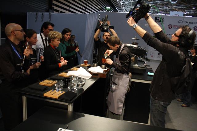 L'un des finalistes travaille sous l'oeil attentif du jury et des caméras.