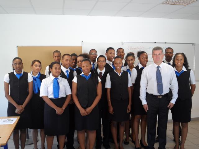 Denis Courtiade entouré des élèves du Lycée Polyvalent du Nord-Caraïbe