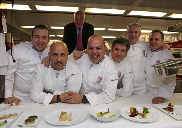 Les chefs réunis en cuisine sous l'oeil attentif de Michel Rochedy