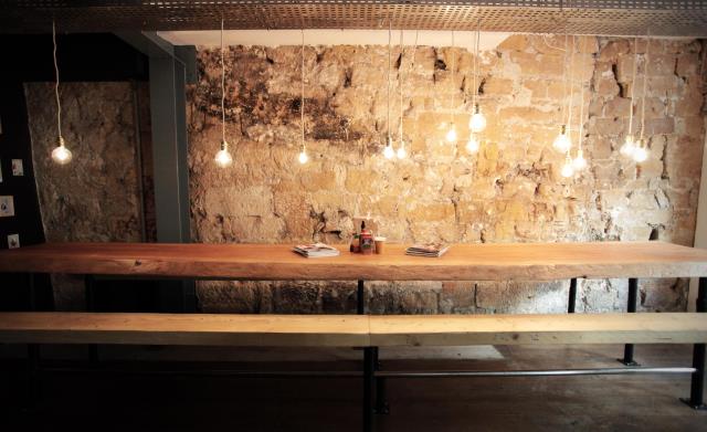 Chaque Spok décline un univers épuré aux allures de manufacture contemporaine avec, comme élément central, une table d'hôte en bois de chène