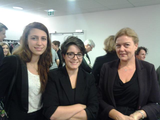 Ariane Schweidecker, Vice-Majore , Zoé Rousseau, Majore de promotion -toutes deux BTS 2011, Lycée hôtelier Jean Drouant -Paris; et Danielle Dumont, DRH, Responsable partenariat Sourcing groupe ELIOR, Marraine de la 9ème promotion lors de la remise des pri