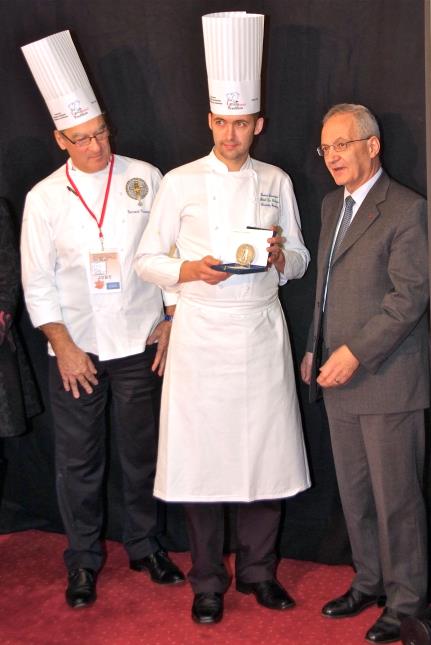 Yoann Fournier recevant la médaille des mains de Monsieur le Préfet ous l oeil de Bernard Vaussion chef de la Présidence.