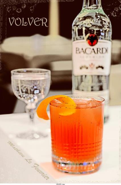 le Volver, un cocktail doux et subtil à base d'herbes de Provence, de Bacardi Ron Superior, de citron vert, de Martini Bitter et de limonade