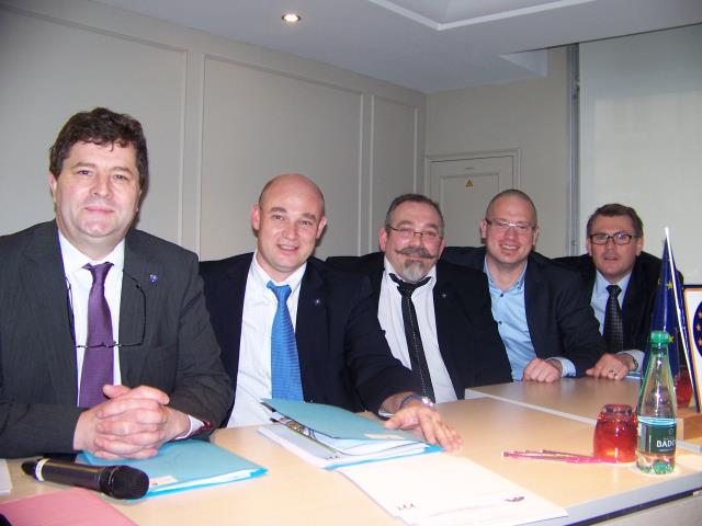 A gauche : Didier Peschard, le président d'Euro-Toque France et les membres du bureau de l'association.