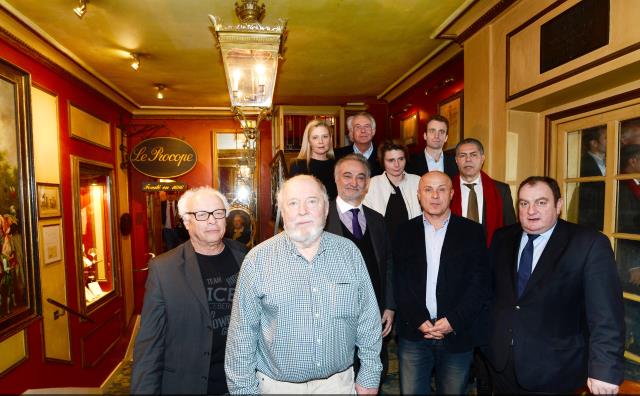 De gauche à droite, André Bercoff, Clément Rosset (Lauréat), Aude Lancelin, Jacques Attali, Roger-Pol Droit, Caroline Fourest, Olivier Poivre d'Arvor, Alexandre Lacroix, Malek Chebel et Pascal Brun, président du Groupe Frères Blanc.