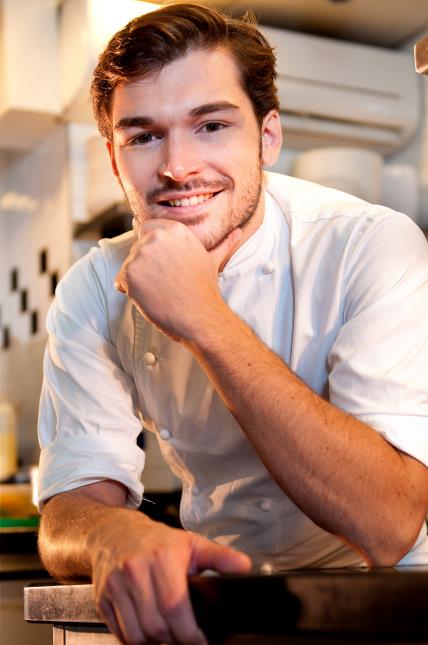 Thibault Sombardier a repris à l'automne les commandes du restaurant Antoine, spécialisé dans les produits de la mer.