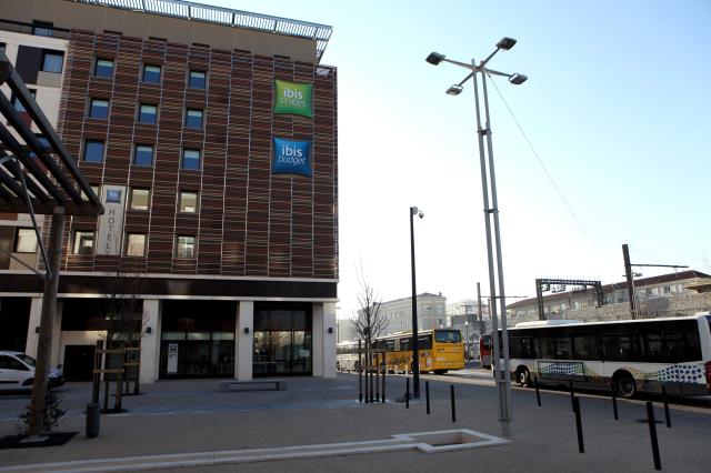 Juste derrière la garde, les deux hôtels ont été aménagés dans le même bâtiment.