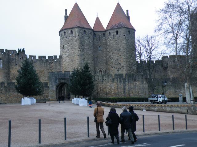 L'hôtel sera face à la « Porte Narbonnaise » de la célèbre cité médiévale