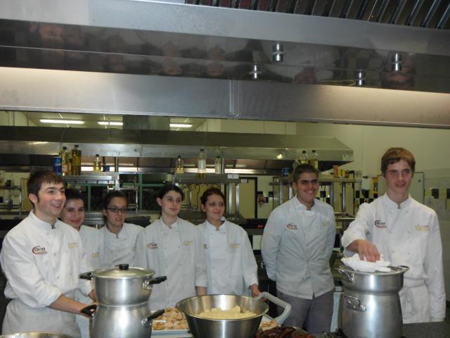 7 apprentis du CFAI Henri Martin cuisinent un repas marocain, souvenir de Ourzazate