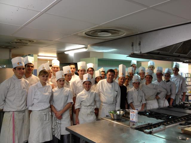 Jean-François Lemercier, entouré des professeurs de cuisine et des 24 élèves en première année de BTS Hôtellerie-Restauration