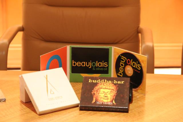 Les produits proposés sur support CD, bien que l'acquisition de la musique se fasse de plus en plus par des medias comme itunes.