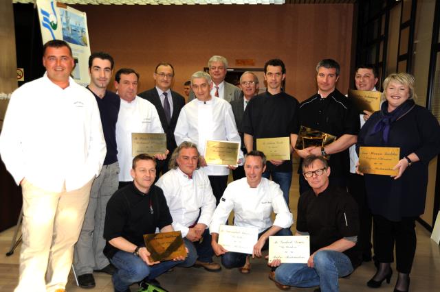 les nouveaux Maître Restaurateurs de la Côte d'Emeraude entourés de leurs collègues Maître restaurateurs et des Responsables de UMIH