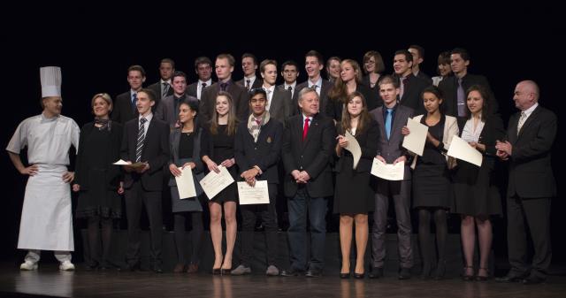sur la photo  : une classe de bac techonologique hôtelier qui a obtenu son bac en juin 2012 accompagnée de gauche à droite par le chef Julien Martel , la professeure de sciences appliquées Aurélie Lhomme Choulet, le chef Georges Blanc , parrain de la prom