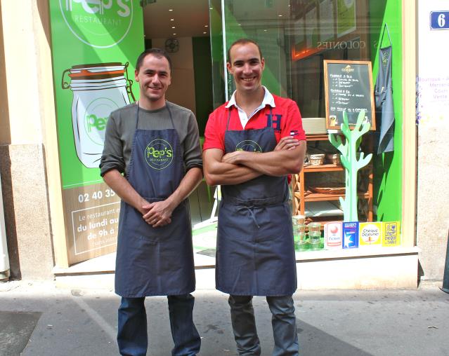 Yann Largenton et Loïc Gérald devant la première boutique Pep's, rue du Chapeau Rouge, à Nantes.
