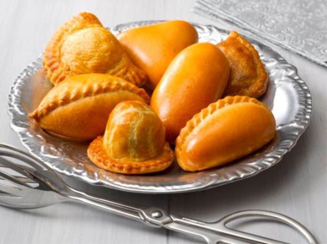 Les pirojkis, petits chaussons russes à la truffe, à la viande et aux champignons.