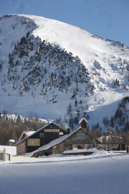 Le Cow Club, qui propose depuis 36 ans d'authentiques raclettes au feu de bois servies sur table fait parti des institutions de la station