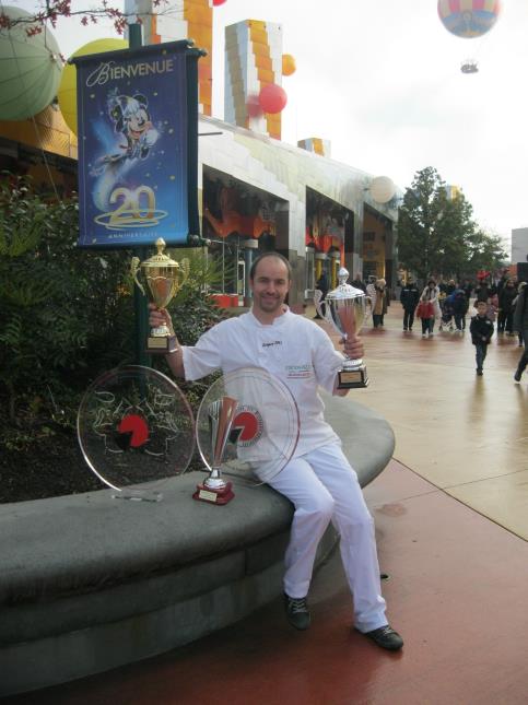 Grégory Edel à Disneyland Paris le 5 novembre dernier, entouré de ses trophées de meilleur pizzaïolo de France et de vice-champion du monde dans l'exécution de la fameuse Margherita.