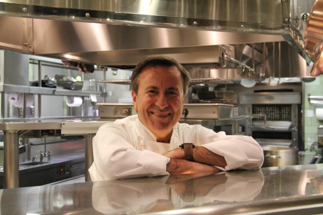 Le Chef Daniel Boulud, véritable emblème de la gastronomie française, a été décoré chevalier de l'ordre de la Légion D'honneur par le président Chirac en 2006 pour sa contribution à l'avancement de la culture française.