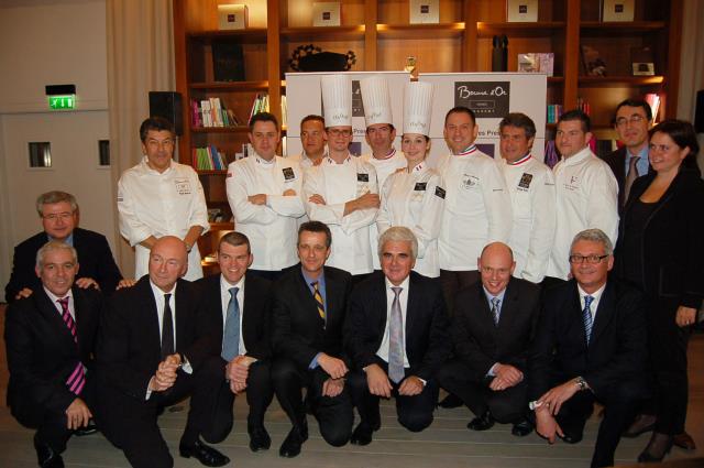 Thibaut Ruggeri et Julie Lhumeau, son commis, entourés des chefs de l'Académie française du Bocuse d'or et de ses partenaires-sponsors.
