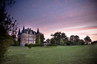 Depuis quelques semaines, le chateau d'Apigné est le seul à arborer 5 étoiles dans le pays de...