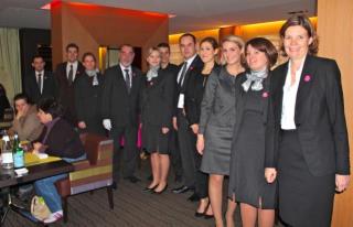 Au premier plan Sandrine Hugonot directrice général du Sofitel Strasbourg Grand Ile et les managers...