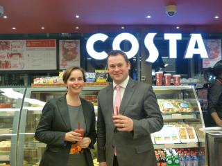 Cathy Dufour, directrice marketing et développement d'Elior concessions, et Steve Holloway,...