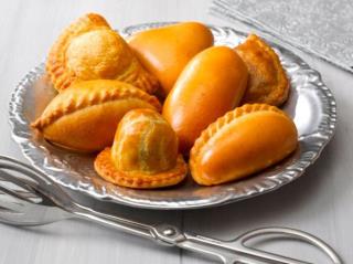 Les pirojkis, petits chaussons russes à la truffe, à la viande et aux champignons.