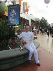 Grégory Edel à Disneyland Paris le 5 novembre dernier, entouré de ses trophées de meilleur...