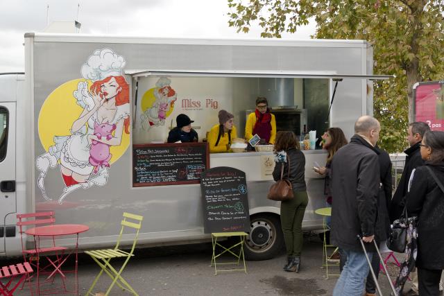 Le food truck Miss Pig, de Séverine Fondeur et Elisa Chabot, propose divers produits sur le cochon issu de chez Pierre Bouchez : des sandwichs (à base d'échine braisée) à 6.50 €