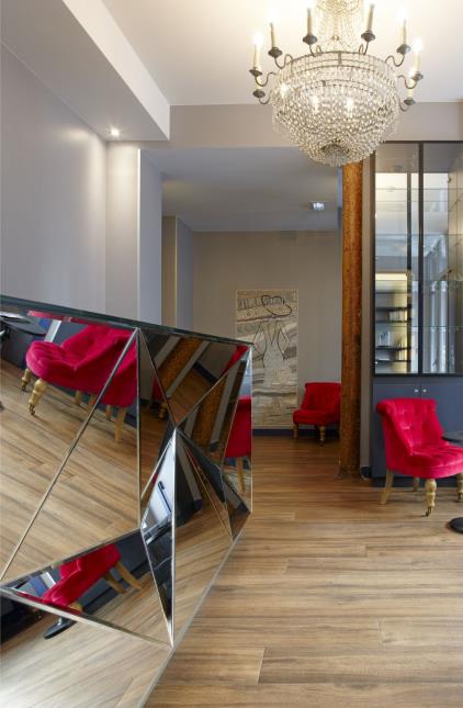 La silhouette stylisée de la Parisienne du début du siècle dernier est croquée en transparence sur les miroirs, les tables, ou même en mosaïque dans le lobby.