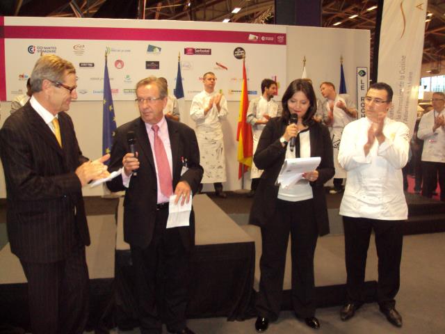 Tony Lesaffre, président de Serbotel, Jean-Luc Cadio vice-président de la chammbre de commerce, Caryne Teissandier, journaliste et Laurent Saudeau.