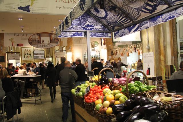 Occupant le rez de chaussée d'un immense building, la surface d'Eataly permet d'installer des tables au milieu du 'marché'. La décoration rappelant incontestablement celle d'un marché de plein air.