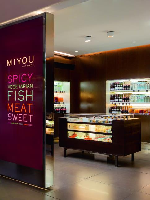 Vue du restaurant Miyou, avec une carte élaborée par Guy Martin, Hall K, Terminal 2 E à Paris-Charles de Gaulle.