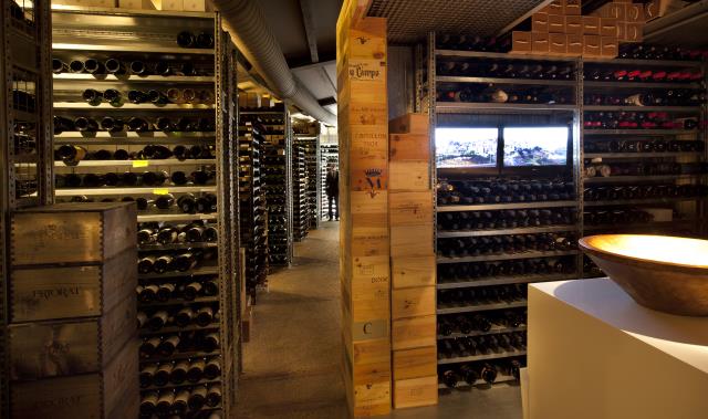 La cave, passage incontournable pour les clients avec une visite commentée par Josep avec plusieurs espaces mis en scène, pédagogiques et passionnants.