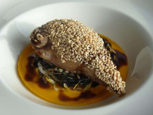 Perdreau rouge rôti au sésame grillé, velouté de potimarrons, choux et trompettes de David Guitton..