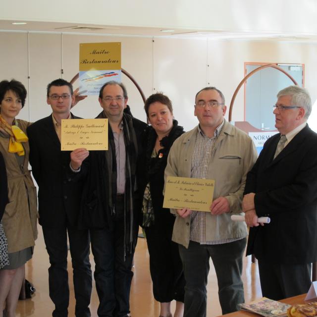 Ils sont désormais officiellement Maitres Restaurateurs. A droite, Roger Bellier, président de l'Umih Orne.