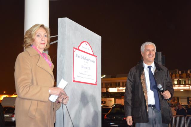 Nicole Bricq et Stéphane Layani ont dévoilé la plaque de l'Allée de la Gastronomie ce matin à Rungis.