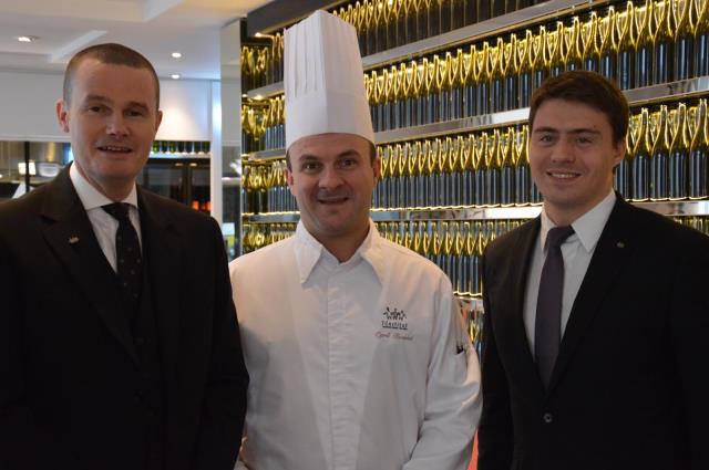 De gche à droite : Paul Dalrymple, le maître d'hôtel, Cyril Bosviel, le chef, et Charly Terrade, directeur des opérations l'Institut restaurant-école & L'École de Cuisine de l'Institut Paul Bocuse.