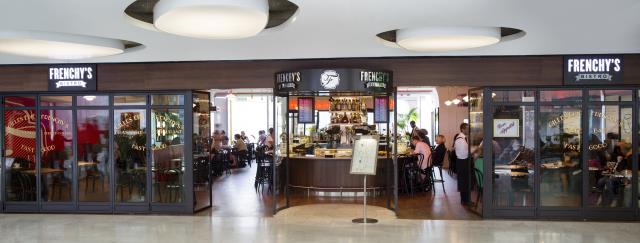 Façade du bistrot Frenchy's, signé Gilles Epié, situé en zone publique de la liaison AC de Paris-Charles de Gaulle : brasserie haut de gamme pouvant accueillir 150 personnes.