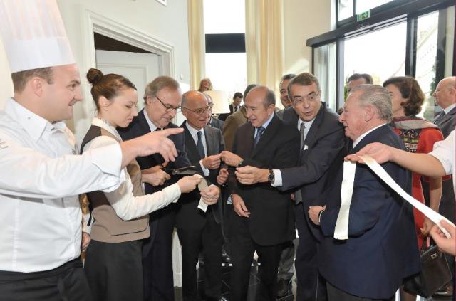 Hervé Fleury, directeur général de l'Institut Paul Bocuse, Gérard Collomb, maire de Lyon (au centre), Cyril Bosviel, chef de cuisine de l'Institut restaurant-école (à gche), et Gérard Pélisson, co-fondateur du groupe Accor et l'actuel président de l'Insti