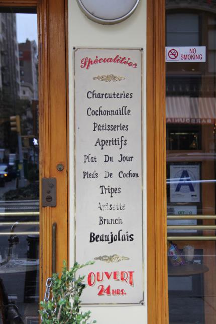 Les cartes affichées à l'extérieur de l'établissement attirent l'oeil. Le style 'bouchon Lyonnais' séduit beaucoup les New-Yorkais.