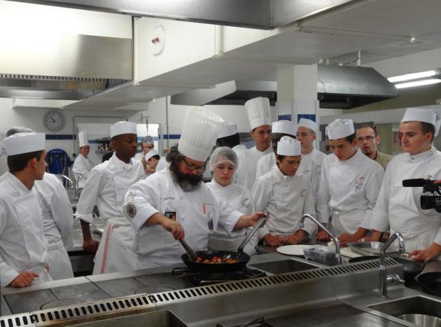 Philippe Gardette en pleine démonstration culinaire.