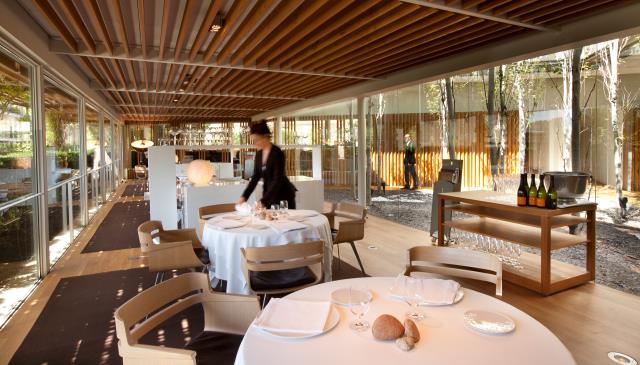 La salle du Celler de Can Roca, lumineuse, épurée, proche de la nature avec les arbes en son coeur.