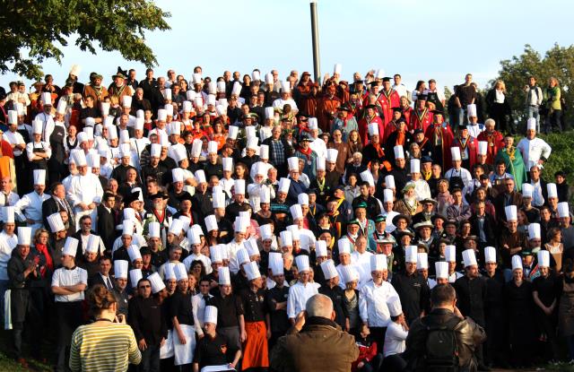 Les quelque 150 chefs venus de 12 régions de France ont pris la pose avant la mesure officielle du buffet.