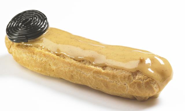 L'éclair réglisse renferme un coeur gonflé d'une crème pâtissière parfumée à la réglisse.